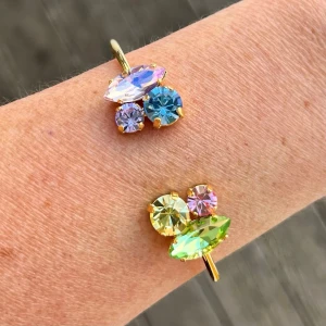 Armband Bangle mixed sized Rainbow  - Armband, Bangle mixed sized, i guldpläterad mässing med kristaller. Navette 15mm, ss39 8mm och ss29 6mm. Färg Light Rose, Light Rose Laquer De Lite och Rose. Ställbar storlek.  Jag skickar endast spårbart, samfraktar. Fast pris. Besök gärna mina övriga annonser.  Till mina smycken använder jag kristaller från Preciosa, Aurora och Swarowski.