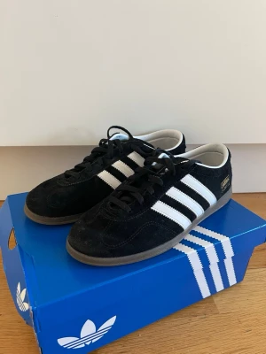 Adidas Gazelle Lo Pro strl. 38  - Adidas Gazelle Lo Pro i storlek 38. I princip oanvända då de visade sig vara för små efter några användningar. Små i storleken, så skulle gissa på att det kanske passar någon med storlek 37 bättre. Originalförpackning finns kvar och skickas självklart med😊Kan mötas upp i Örebro eller skicka med instabox.
