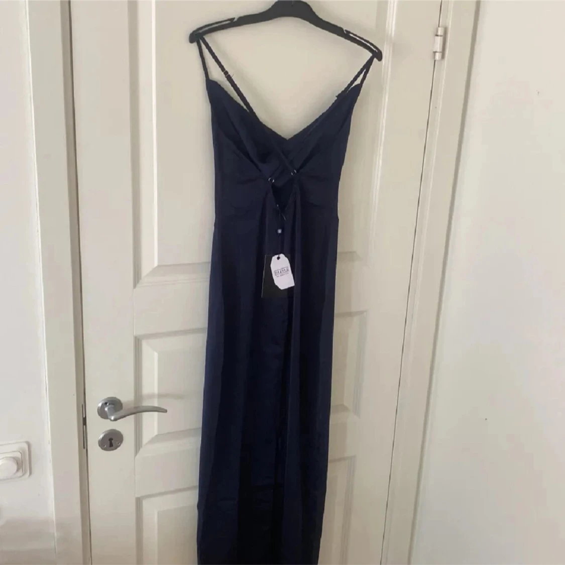 Marinblå balklänning med öppen rygg - 2