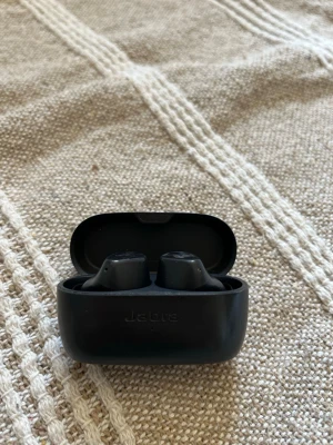 Jabra Elite 3 ”okej skick” - Säljer mina Jabra Elite 3 trådlösa hörlurar. Ljud och mikrofon fungerar utan problem.  Skick: • Normalt användningsslitage (lite skav på ovansidan, se bild) • Något litet skrammel i lurarna, men inget som påverkar ljudet samt skav på lurarnas ovansida som syns på bild. • Fodralet är lite repigt • Laddkabel ingår ej  Perfekta som extra hörlurar eller för dig som vill ha ett billigt par som funkar bra 