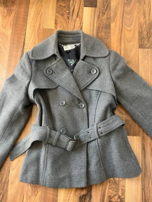 Vintage kappa - Säljer en vintage grå kappa från Old Navy. Den har en figurnära passform och är i storlek S. Har inte använt så många gånger💞