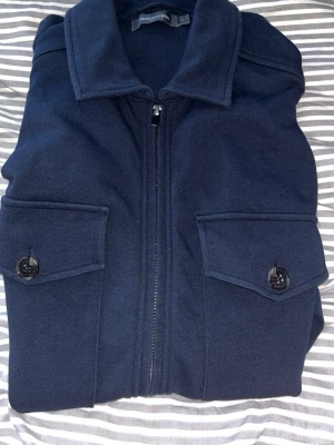 Dressmann overshirt - Storlek L, perfekt till våren samt sommaren. Klass material, använd sparsamt, bara några enstaka gånger.