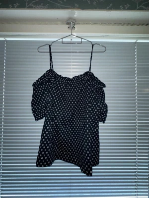 Sommartopp - En tröja från h&m. På plagget står det XL men jag personligen skulle säga att den passar folk med storlek L också.  Helt oanvänd