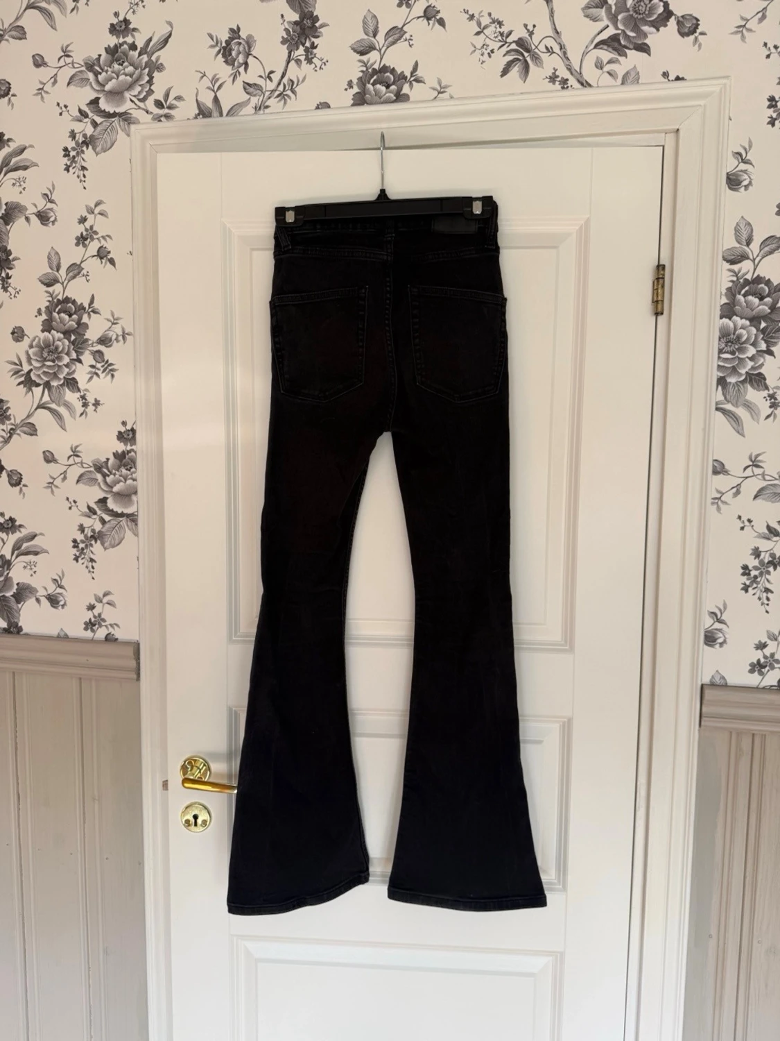 Svarta utsvängda jeans från 157 - 1