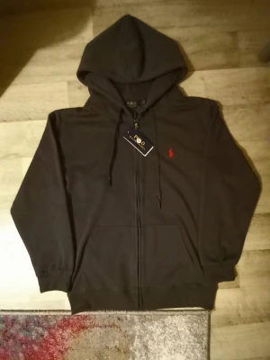 Ralph Lauren hoodie zip up - En helt ny snygg hoodie✅️ jätte fin och bra kvalitet på den💯.