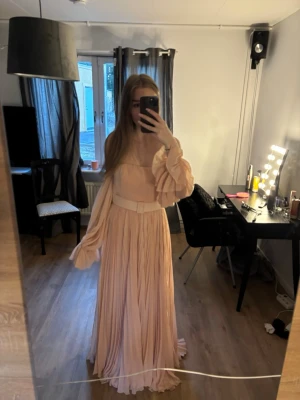 Rosa balklänning IPEKYOL - Jättefin rosa balklänning med avtagbara armar och bälte runt midjan. Den är alldeles för stor på mig därav sitter den inte så tight som den ska på bilderna. 