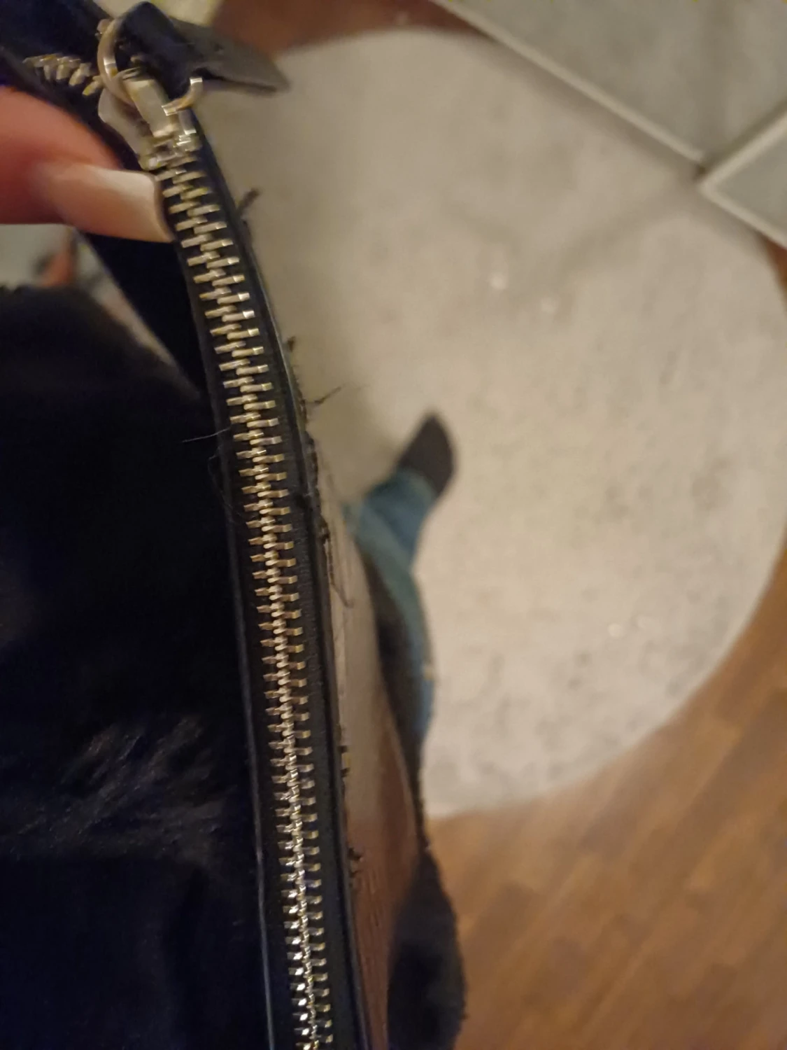 Svart axelväska med kedjerem - 1