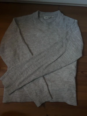 Stickad tröja - Beige fin stickad tröja. Jätteskönt material som inte sticker. Storlek xs/s. Inte använd så mycket! Enkelt o matcha med tex jeans eller kostymbyxor. Skriv om du har frågor!