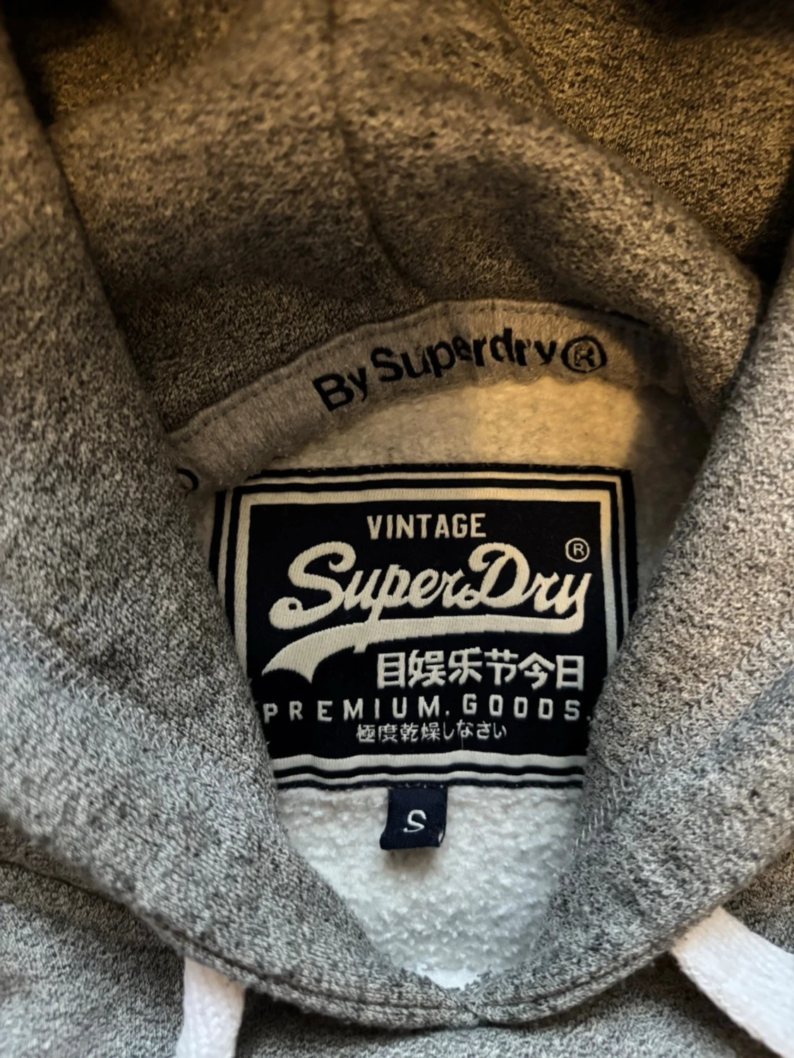 Grå hoodie från superdry - 1