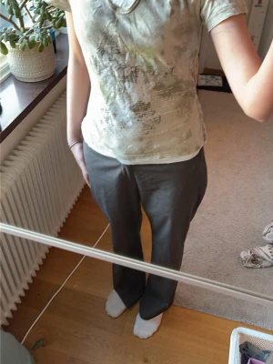 Beige t-shirt från Ralph Lauren - Snygg beige t-shirt från KappAhl med diskret tie dye mönster och tryckt logga framtill. T-shirten har korta ärmar, v-ringad hals och är gjord i mjuk bomull. Perfekt för en avslappnad och trendig look. Jag har själv sytt in den men det går att sprätta upp. 