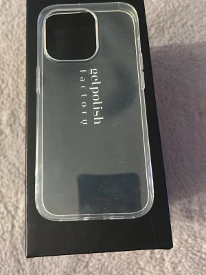 Transparent mobilskal  - Snyggt transparent mobilskal från shein. Skalets design är enkel och stilren med genomskinligt material som visar upp telefonens originalfärg. Perfekt passform med öppning för kamera och knappar. Tillverkat i tålig plast som skyddar mot repor. iPhone 14 Pro 