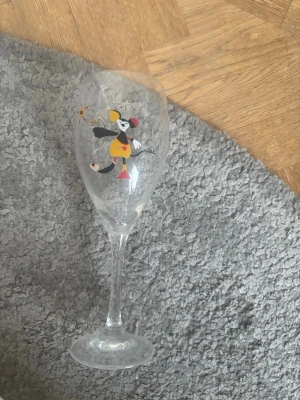 Lasse Åberg vinglas. 3 stycken - Tre champagneglas i genomskinligt glas med färgglada motiv. Perfekta för dig som vill ha något unikt till festen.