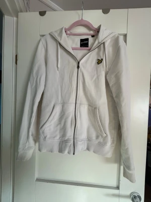 Lyle & Scott zip hoodie - Säljer en vit zip hoodie från Lyle & Scott. Skriv om du har några frågor💕