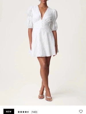 Vit kort klänning med puffärm - Säljer nu min älskade studentklänning från adoore🥰🥰🥰endast använd en gång och nypris: 1495kr