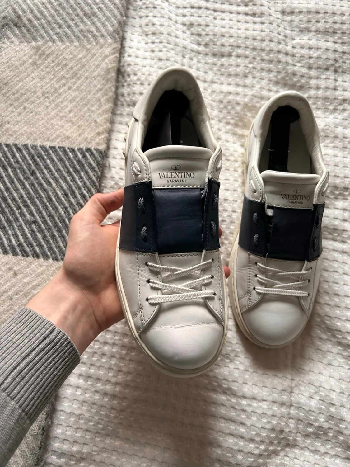 Valentino vita sneakers med blå detalj - 2
