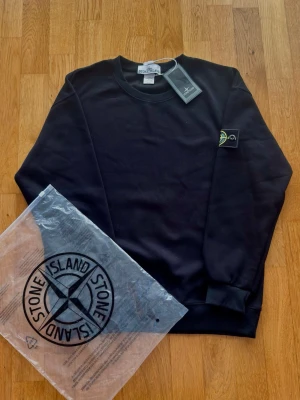 Svart Stone Island sweatshirt - Helt ny svart Stone Island Sweatshirt i storlek M. Tag sitter kvar. Skriv vid frågor eller funderingar. Pris går att förhandla. Skickar snabbt 📦🚚💨