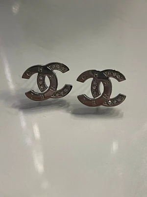 ”CC” örhängen  - ”CC” örhängen i rostfritt stål. Aldrig använda🩷