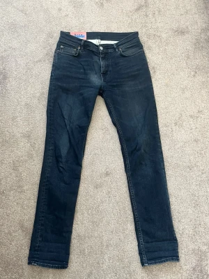 Mörkblå Acne Studios Blå Konst jeans - Stylish Acne Studios Blå Konst jeans in dark wash. Lightly used with minor signs of wear.  ⭐️ Condition: 7/10 (Minor signs of wear) 🎲 Size: 30/30 🎨 Color: Dark Blue 📦 Fast and careful shipping