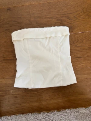 Tub topp Zara  - Aldrig använd. Passar mig dom vanligtvis har storlek S, den är stretchig och har dragkedja. Pris kan diskuteras 