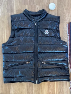 Moncler väst gui down - Svart moncler väst köpte den för en månad sen inte använt den så mycket helt ny 