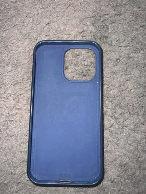 Mörkblått mobilskal i silikon - Snyggt mörkblått mobilskal i mjukt silikonmaterial med en stilren, matt finish. Skalets design har en stor öppning för kameran och passar perfekt för dig som vill ha ett enkelt men stilrent skydd till mobilen.