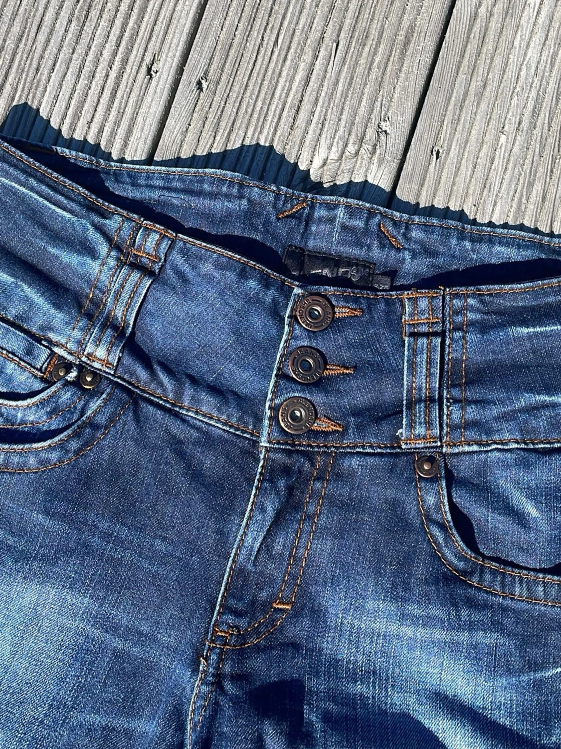 Mörkblå slitna jeans med rå kant - 3