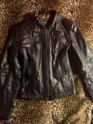 Svart skinnjacka  - Jättesnygg svart skinnjacka perfekt till våren :) Märket är Saki men den är köpt second hand. Bra skick 