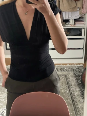 Svart sommar topp - Hej! Jag säljer en jätte fin svart topp ifrån Strandinavius som jag köpte i somras, tyvärr har den inte kommit till användning. Bara använts 1 gång. Pris går absolut att diskutera! 