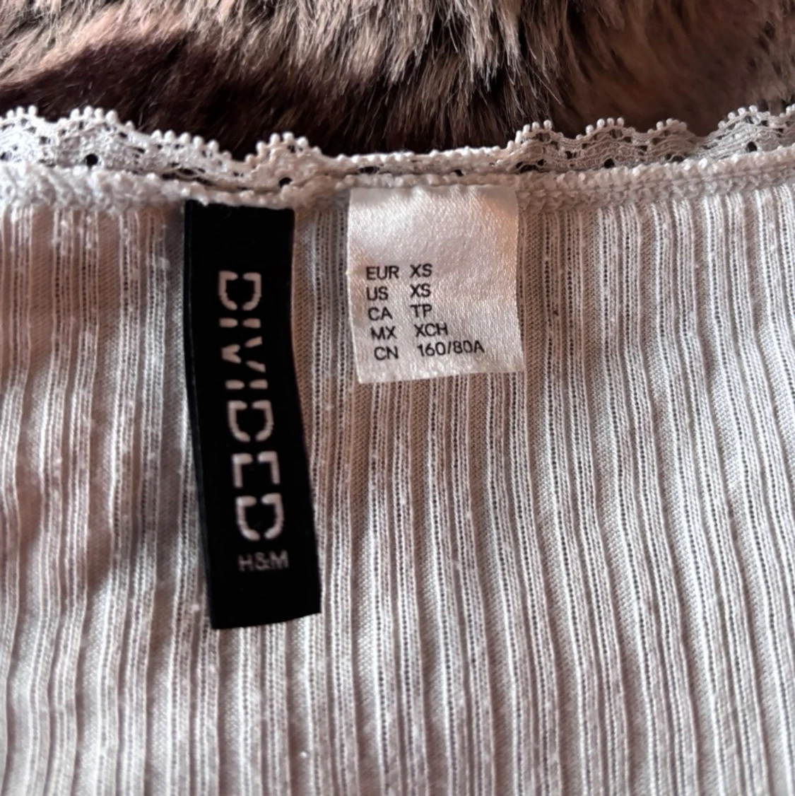 Vit ribbad topp med spetsdetalj från hm - 2