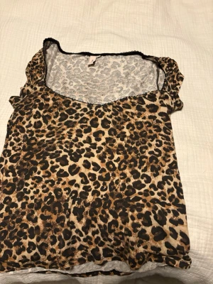 Leopardmönstrad topp från Nelly - As snygg populär leopard tröja från Nelly har använt nån enstaka gång typ 2 gånger, säljer den för jag inte har någon användning till den. Original priser tror jag är 279kr och jag säljer den för 179kr