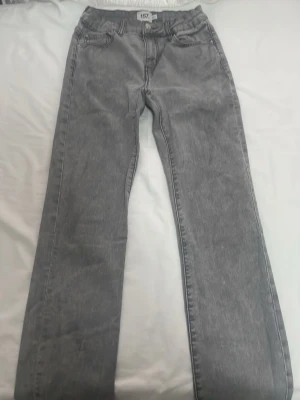 Grå jeans till killar.  - Säljer ett par grå jeans för killar. Min brors gamla o passar inte honom längre. 