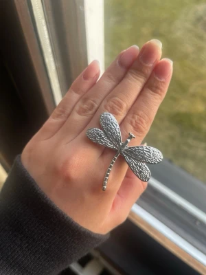 Stor silverfärgad ring med trollslända - Pris kan ändras .