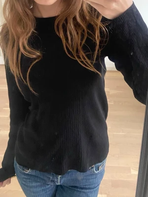 Svart ribbad långärmad tröja - En enkel och stilren svart ribbad tröja med lång ärm och rund hals. 💞💞💞Storlek S
