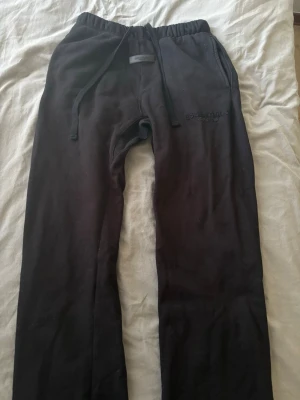 Essentials byxor - Riktigt feta byxor från essentials. Storlek XL passar L också. Kom privat om någon vill diskutera priset