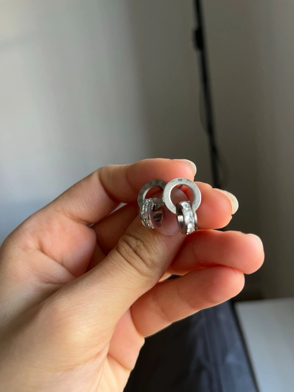 Silverfärgade örhängen med dubbla ringar - 2