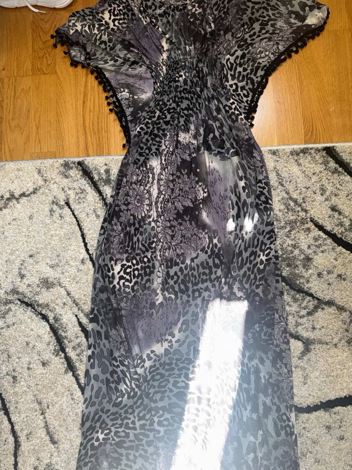 Svart långklänning med leopardmönster