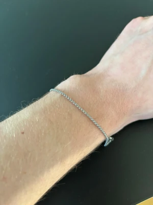 Silverarmband - BERSHKA  - Säljer ett tunt silverarmband ifrån BERSHKA. Helt ny, aldrig använd. Hör av dig vid fråga eller fundering!