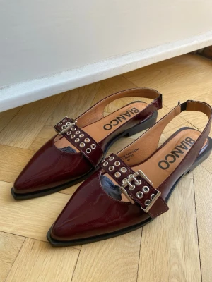 Vinröda slingback från Bianco - Snygga vinröda slingback från Bianco i lackat material. Nya och i storlek 40! Helt slutsålda online.