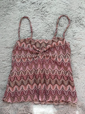 Missoni liknande linne - Säljer en snygg linnetopp. Toppen har en lätt v-ringad form och är perfekt för varma dagar. Materialet känns mjukt och luftigt, och mönstret ger en unik touch till din outfit. Dem är köpt från ett litet företag från Norge som syr sina egna toppar (EDDAH) nypris: 450kr💗