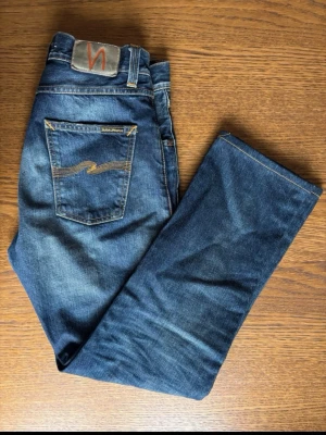 Nudie Jeans Steady Eddie  - Säljer ett par blå jeans från Nudie Jeans, modellen Steady Eddie. Jeansen har en rak passform små goa slitningar och knappt använda. W 30 L 32 Säljer pga storlek. Vid fråga hör av er!🤝