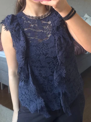 Mörkblå spetsblus med volang - Säljer denna mörkblåa spetstoppen från Zara💕💕