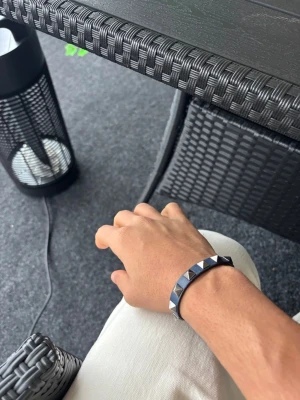 Valentino svart nitar armband - Snyggt blått armband Valentino. Kommer med originalpåse och ask. 8/10 skick ny pris 3500kr.Pris går att diskuteras!!!!!
