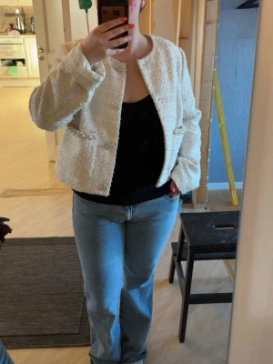 Kappa -  kapp från hmväldigt fina detaljer på knapparna och hela kappan glittrar smått, använt den 1 gång 