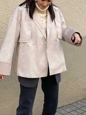 Beige trenchjacka Stockh LM - Jättefin kort trenchjacka i ljusbeige från STOCKH LM (modell Lydia Trench). Perfekt som vår- och höstjacka, kommer tyvärr inte till användning hos mig.  Fina detaljer, breda ärmslut och avslappnad passform. Dubbelknäppning framtill.  Storlek: S, men passar XS–XL beroende på önskad passform (oversized/figurnära)  Skick: Kemtvättad en gång. Har därefter fått några mindre fläckar som jag ej provat att ta bort, viss missfärgning vid kragen (se bilder) I övrigt fint skick! Nypris ca 1500 kr
