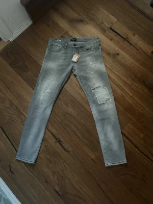Jack & Jones jeans  - Säljer mina snygga Jack and Jones jeans som är i nytt skick. Riktigt snygga och sköna till sommaren och våren. Ovanliga då dom inte säljs riktigt längre så passa på! Hör av er vid frågor eller funderingar! 