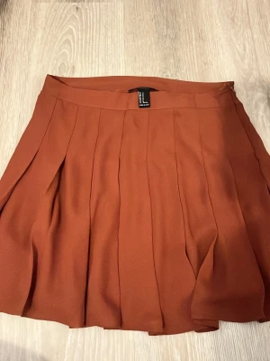 Kjol - 🤎Kjol i rost färg/brun storlek M🤎 obs: finns någon fläck (bild nr 2) vet ej om den kanske går uti tvätt🤎💫