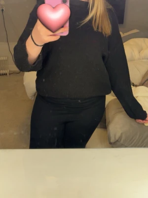 Svart stickad från lager 157 - En till vanlig svart stickad tröja som jag inte har nån användning till från lager 157 storlek xs orginal pris 150kr ny pris 60kr