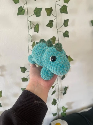 Virkad liggande dinosaure - Handvirkat i mjukt polyester garn! Perfekt som gosedjur eller present! 