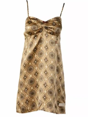 Mönstrat nattlinne från Odd Molly - Snyggt nattlinne från Odd Molly i glansigt, brunt tyg med grafiskt mönster i beige och mörkbrunt. Tunna axelband och lätt rynkad byst ger en feminin siluett. Perfekt för mysiga kvällar hemma.