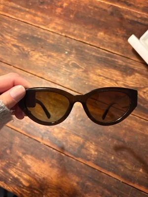 Bruna cat eye solglasögon - Solglasögon från Chimi eyewear i modell 06 brown. De har använts ganska mycket och man kan se små repskador på ramen. Annars i bra skick och inte snea. Skriv om ni vill ha fler bilder.